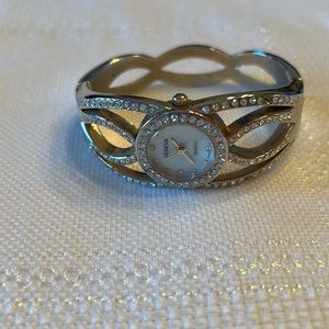 Vintage stainless steel Geneva Bangle Ladies Watch missing‎ a couple rhinestones